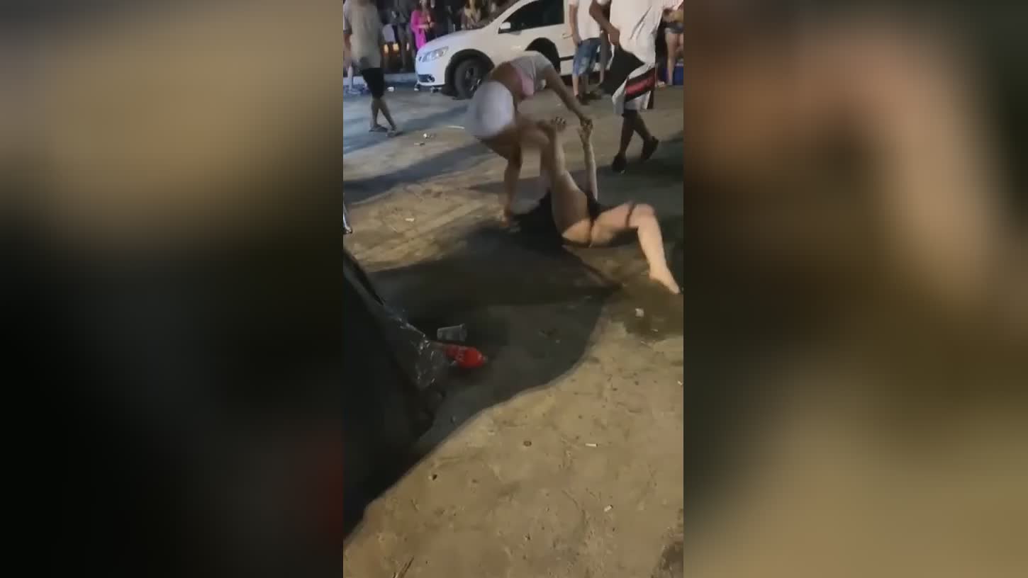 An eyewitness stopped a fight without rules between two women