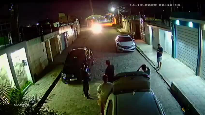 4 dudes scattered in horror when the assassin killed Someone