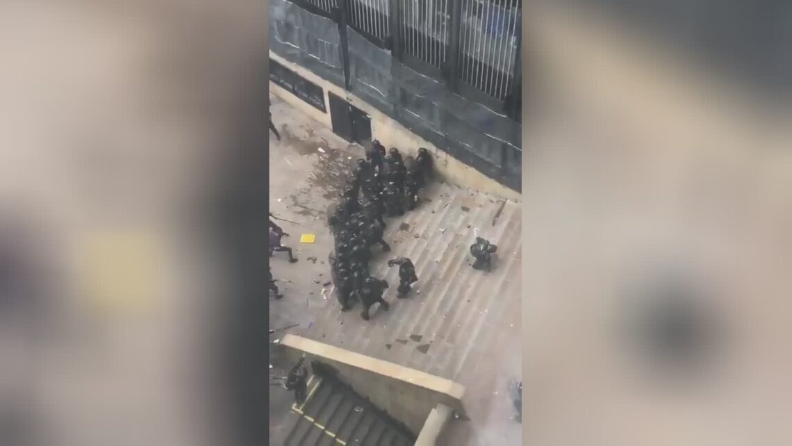 Aboriginal individuals confront the colombian national police