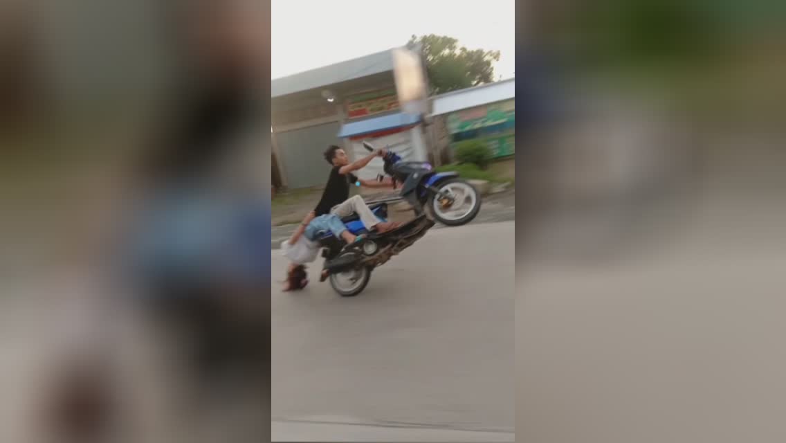 A couple commits suicide while using a motorcycle