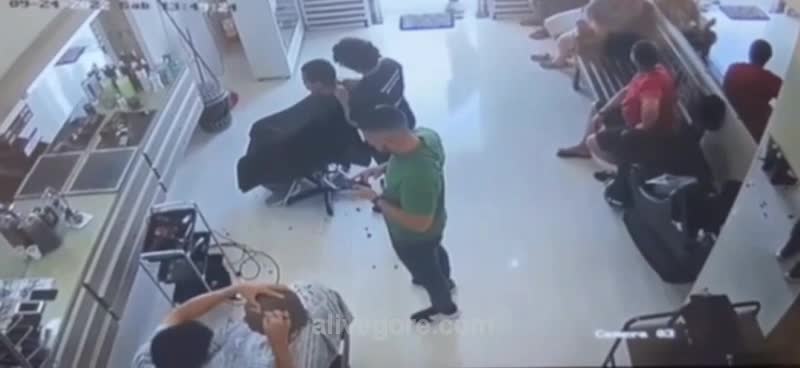 A huge man was try in a barbershop through pair of killers 