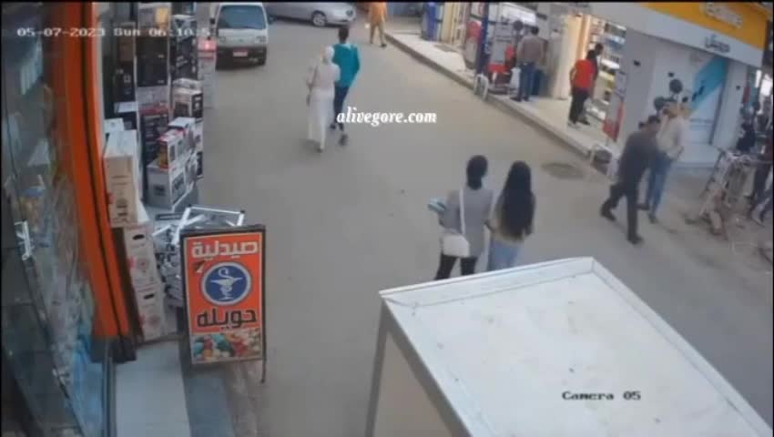 A woman strolling on the road was killed by a rock that fell on her