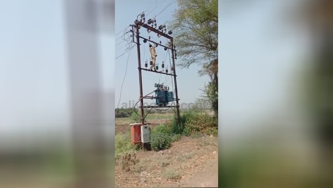 Another idiot gets himself electrocuted
