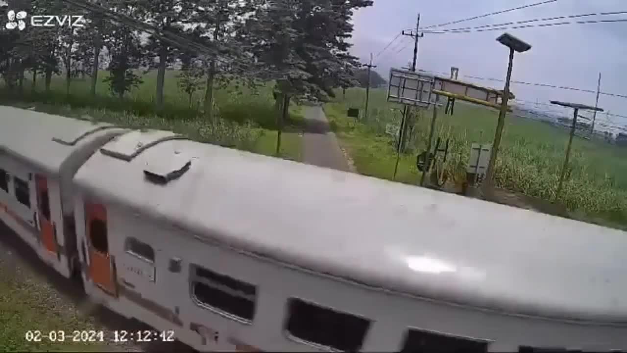 Enjoy the dreadful moment when distracted woman is annihilated