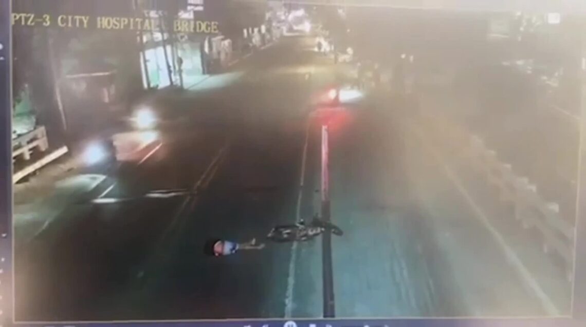 A bus steered over a bicycle rider that dropped from a motorbike