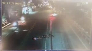 A bus steered over a bicycle rider that dropped from a motorbike