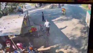 A vehicle that lost command broke apart into a group of cyclists