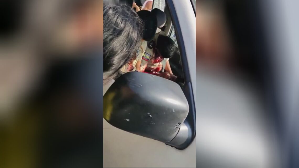 A pair of cops shot inside a watch cars and truck ecuador