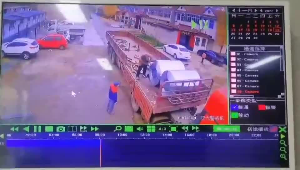 A big steel disk collapsed on the truck chauffeur