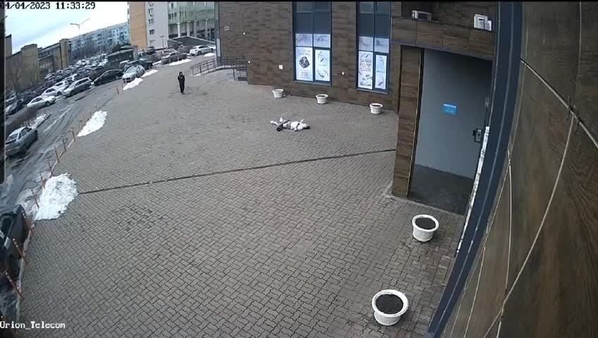 A man dropped from the best floor, at that point his hat landed