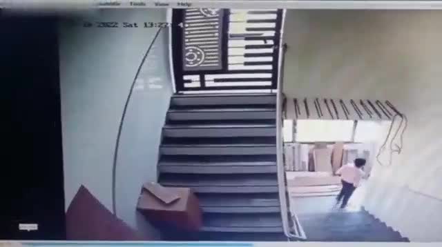 A man dove coming from the 3rd flooring