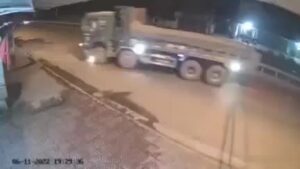 A motorcyclist traversed a truck as well as was crushed