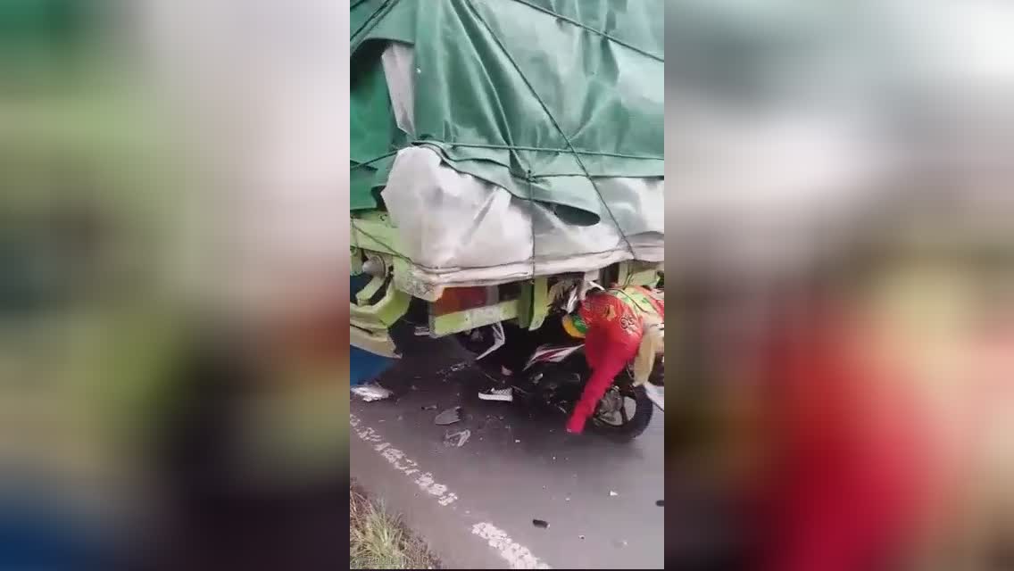 A motorcyclist overtook a truck as well as dead