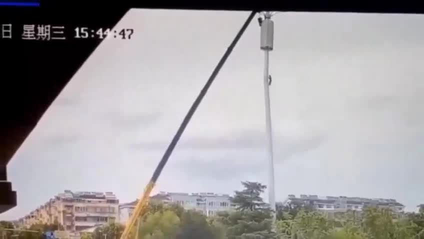 A laborer fell coming from a great height while mounting a mast