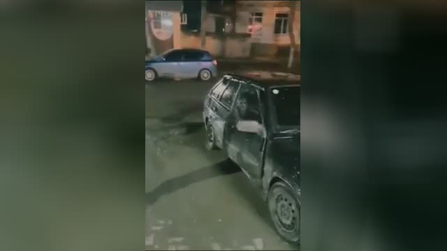 Dude pours gasoline on guy’s auto and also illuminations it on fire