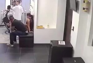 Dude chance in the spine of the scalp at the hair salon