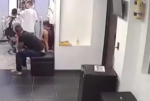 Dude chance in the spine of the scalp at the hair salon