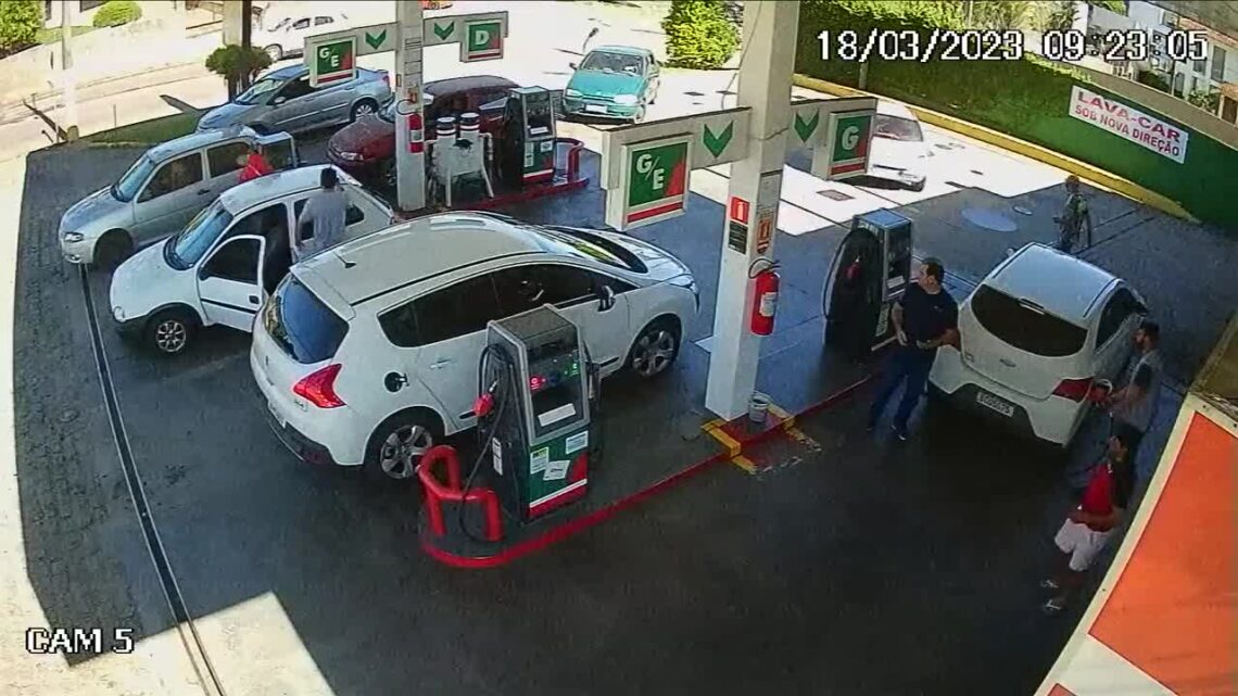 Filling station worker pours fuel on client & sets him on fire