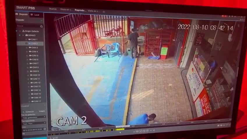 Hitman calmly enters the store & executes worker