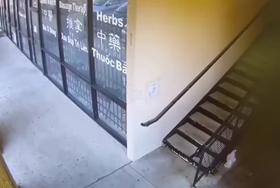 Houston lady body system knocked & robbed