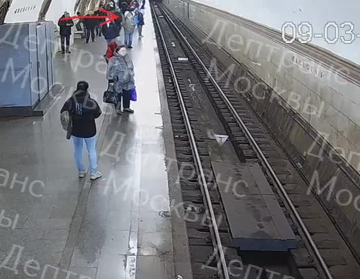 In moscow, a young adult was pressed onto the side rails in the subway