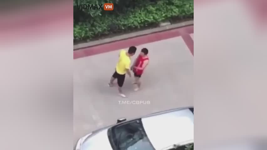 Kickboxer delivers an oppressor 3x his dimension into a seizure