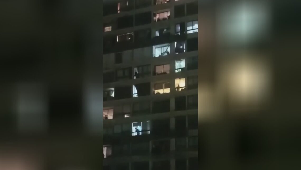 A male jumped coming from the balcony of a property chile