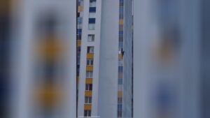 A lady climbed out the window on the eighth flooring and fell