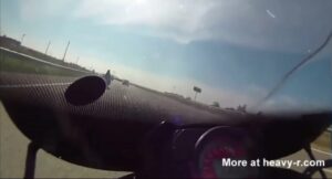 Another motorcyclist bites a vehicle and the dust door 1 Another motorcyclist bites a vehicle and the dust door