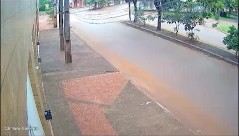 Bicycle rider dies instantly after crashing into concrete pole para