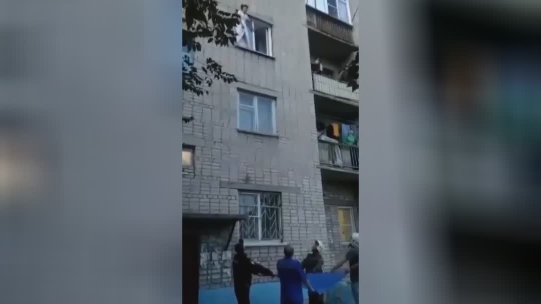 Russian woman in a bridal gown fell out of the third floor