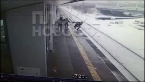 Teen jokingly boxing, lost his balance and falls under 1 Teen jokingly boxing, lost his balance and falls under