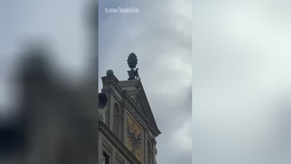 A 41-year-old guy jumped from augsburg rathaus