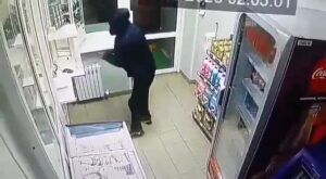 An unsuccessful try through a moron to rob the cashier