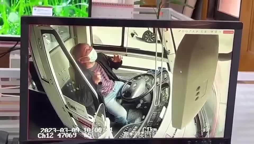 Bus driver suffers catastrophic heart attack