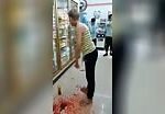 Crazy female tries to cut her own throat in a grocery store
