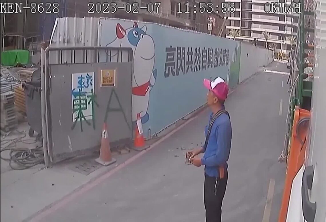 Gone down payload from a rescinded vehicle crane crushed