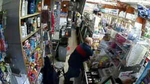 Disguised gunman fires queens deli employee in the eye 1 Disguised gunman fires queens deli employee in the eye