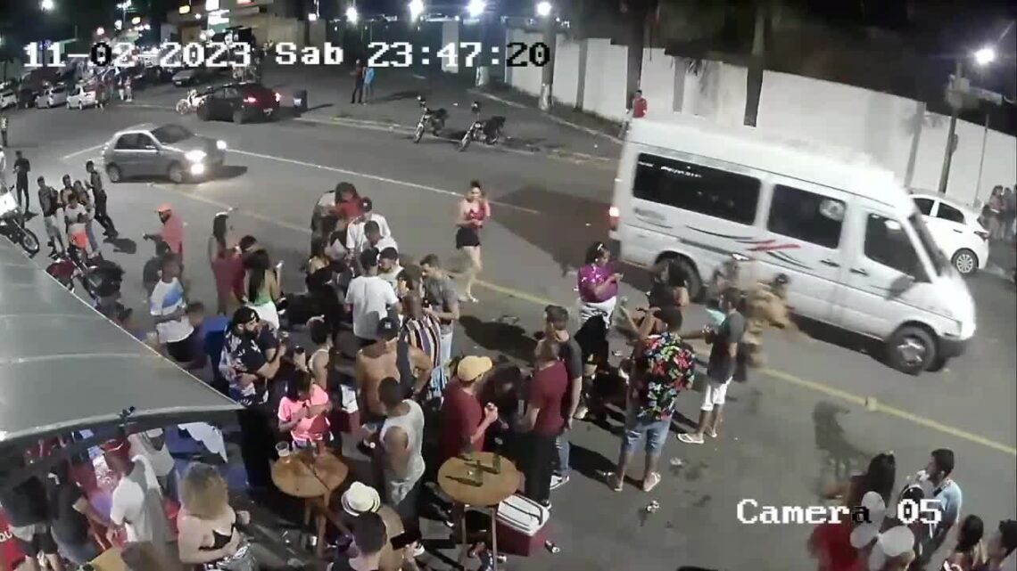 Near bench, the deadly chance the man embracing his girlfriend