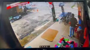 The vehicle at the crossroads prevented the crook coming from escaping