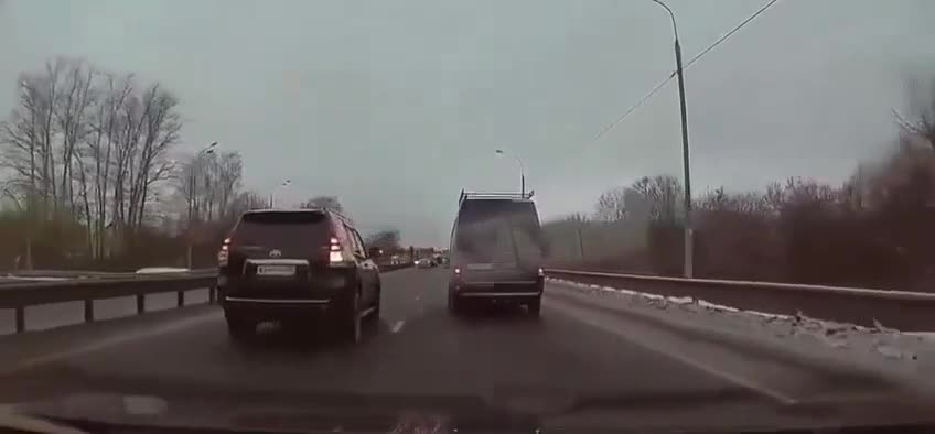 The wreck of 2 trucks on the freeway entirely paralysed