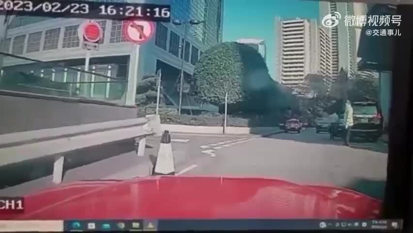 The vehicle driver of the cars and truck combined up the pedals china