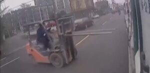 The forklift performed not make it possible for the motorcyclist to pass