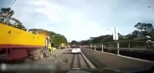 The moment the motorcyclist drops under the wheels 1 The moment the motorcyclist drops under the wheels