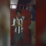 The burglar hung on the fencing along with his palms pierced along with stak