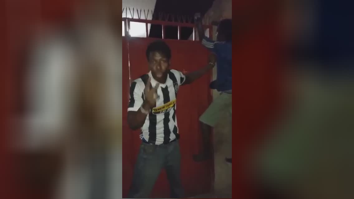 The burglar hung on the fencing along with his palms pierced along with stak