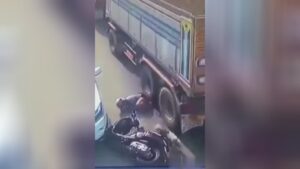 The vehicle went over the legs of a motorcyclist who dropped