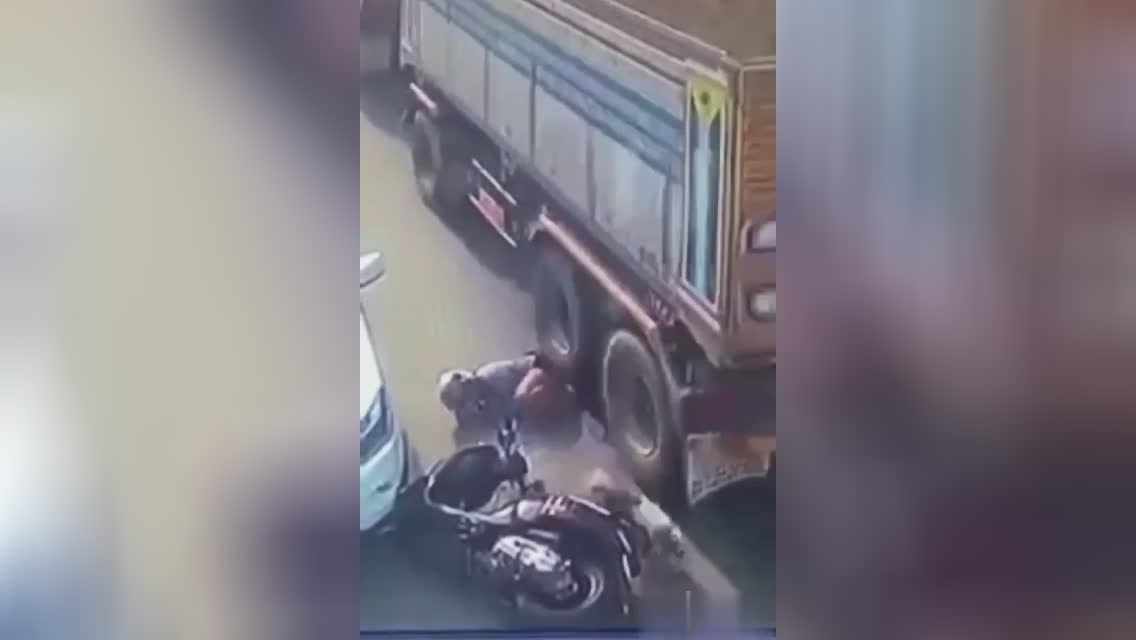 The vehicle went over the legs of a motorcyclist who dropped