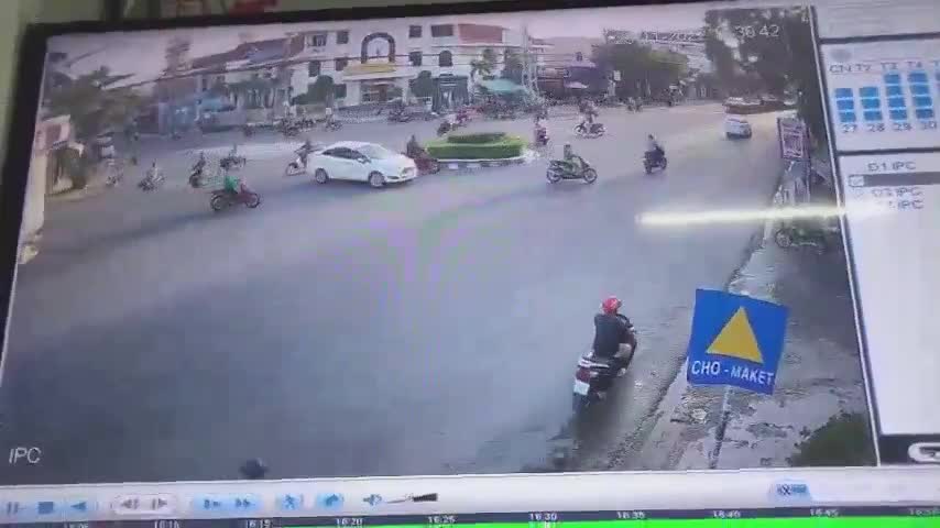 The truck transformed the motorcyclist into a shapeless mass