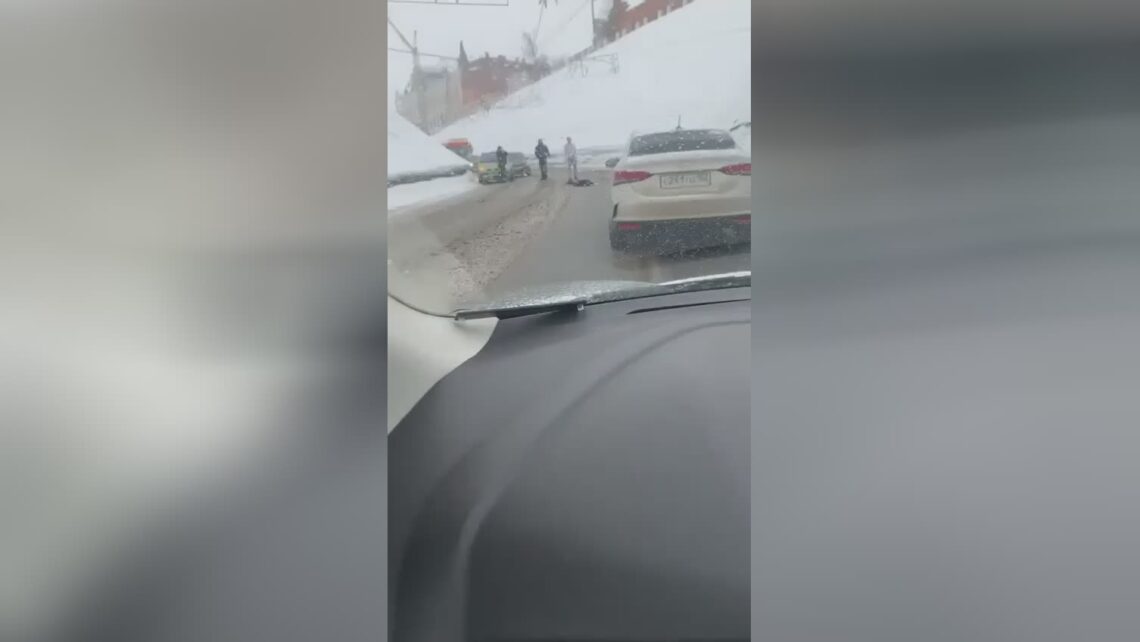 The girl jumped off the link over the road nizhny novgor